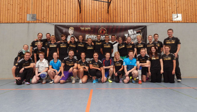 Alle "MEISTERLICIOUS": Das halbwegs vollständige Aktiven-Foto von Futsalicious Essen e.V. mit Futsalerinnen und Futsalern, Tänzerinnen und Tänzern anlässlich des Jubiläums (Foto: Gibson) 