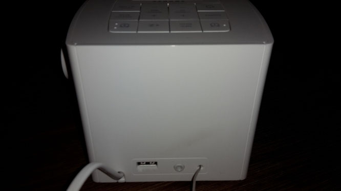 Testlibelle: USB Anschluss auf der Rückseite Philips Radiowecker AJB4300W12