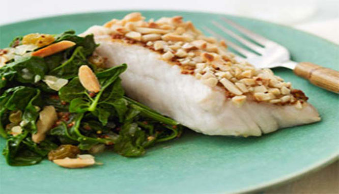 bacalao con espinacas , pasas y piñones