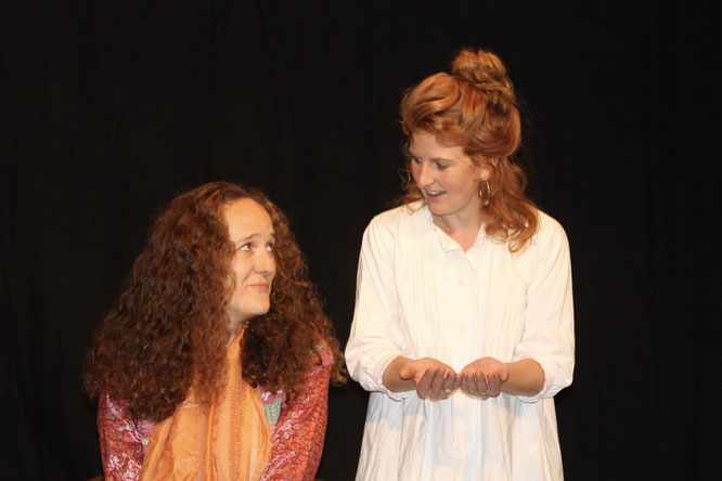 Natalie Müller und Livia Studer als Julia und Jana