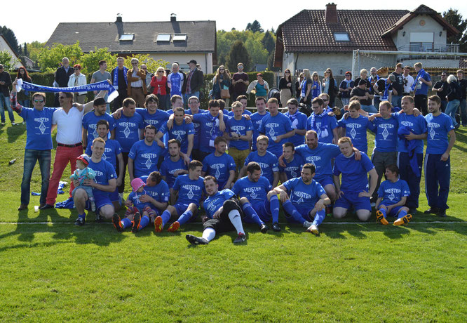 Die Meistermannschaft nach dem Spiel in Sötern im Mai 2014