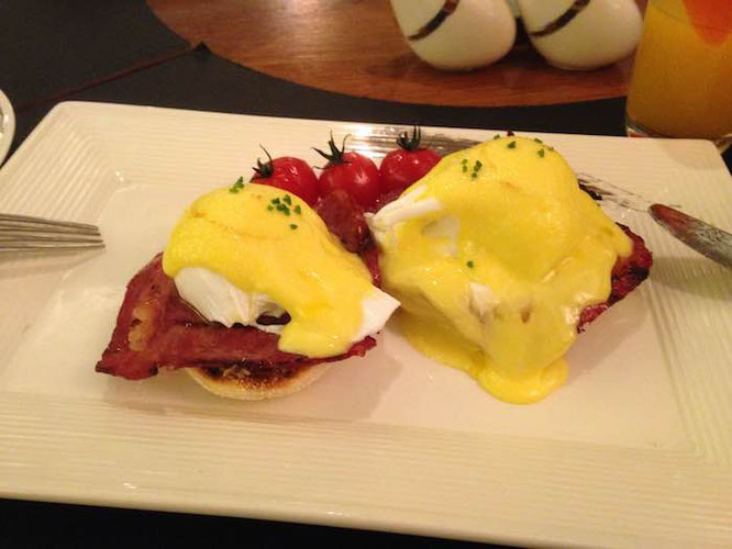 エッグスベネディクト（Eggs Benedict at Ritz Carlton Hotel Kuala Lumpur）