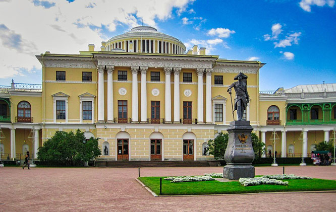 Statue für Paul I. vor dem Schloß in Pawlowsk