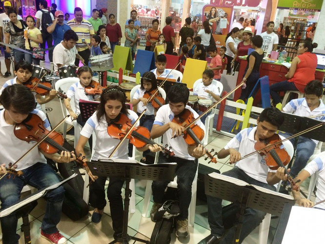 Orquesta Sinfónica Infanto.Juvenil durante un concierto en el Paseo Shopping. Manta, Ecuador.