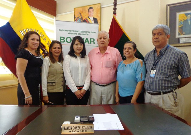 Fisioterapista de Japón, Tomoko Naito, en el despacho del alcalde Ramón González, junto a él y a varios funcionarios municipales. Calceta, Ecuador.