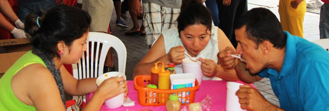 Comensales prueban ceviche de pinchagua y encebollado de albacora, platos competidores en el concurso municipal "La mejor hueca". Manta, Ecuador.