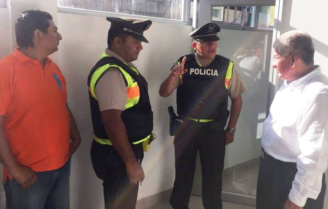 Agentes policiales investigan un intento de robo en el palacio municipal. Montecristi, Ecuador.