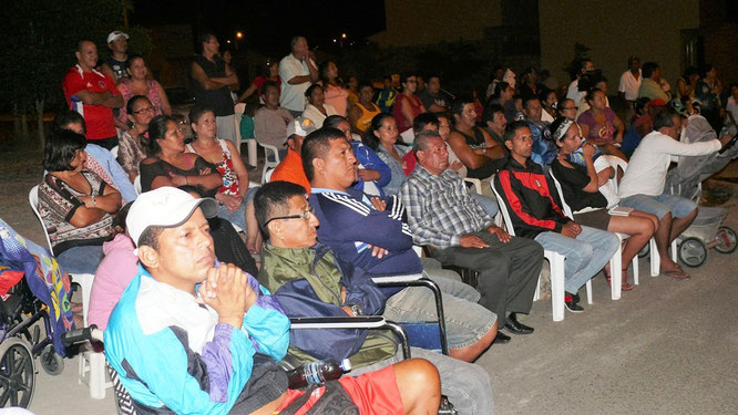 Moradores del conjunto habitacional "Sí Mi Casa" escuchan al gerente de la Epam que los visitó. Manta, Ecuador.