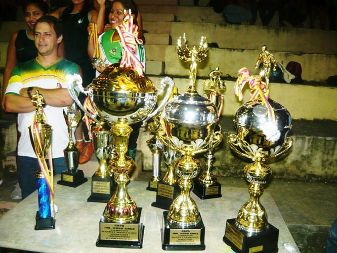 Trofeos que recibieron los triunfadores de la olimpiada interna de la Uleam. El Carmen, Ecuador.