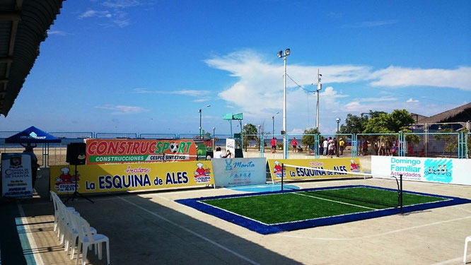 Cancha para fútbol-tenis en la playa de El Murciélago. Manta, Ecuador.