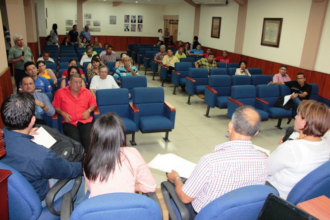 Directivos de organizaciones comunitarias presionan al Municipio para que realice obras. Manta, Ecuador.