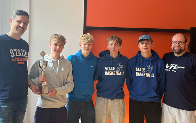 U16-1-Kapitän Bjarne Elshoff nahm zusammen mit Jonte Schraplau, Terje Schägner, Eric Höper und Coach Manuel Reiter (ab 2. v.l.) den Pokal vom stv. Abteilungsleiter Justin Moradi für sein Team entgegen. (Foto: Fromme)