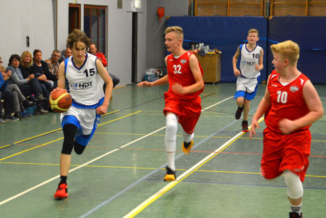 Die U14-Jungs um Benedikt Vollmers (Ball) führten über weite Strecken des Spiels. (Foto: Moradi)