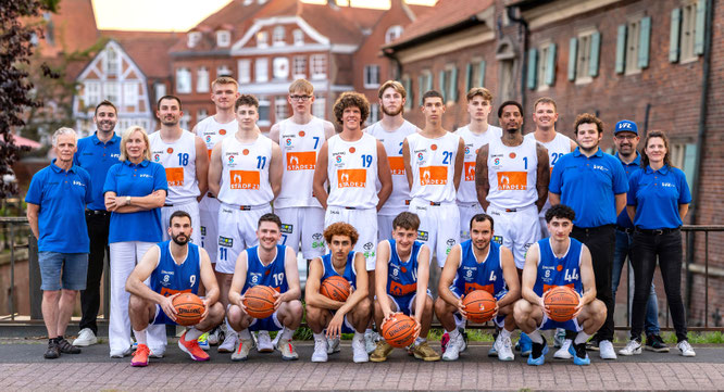 Die 1. Herrenmannschaft + Staff in der Saison 2025/26. (Foto: Struwe)
