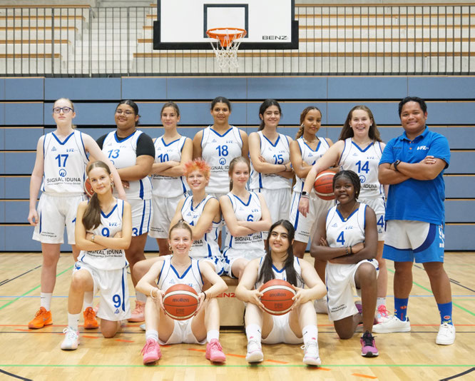 Die wU18 und Trainer Arth Louis Pañares in der Saison 2025/26. (Foto: Fromme)