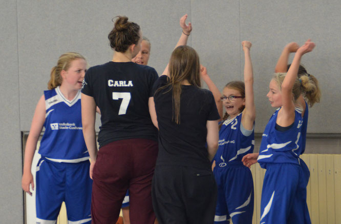 Die Mädchen der neu formierten U13 und ihre Trainerinnen Carla Fromme und Imke Moosmüller verlangten den Jungs alles ab.