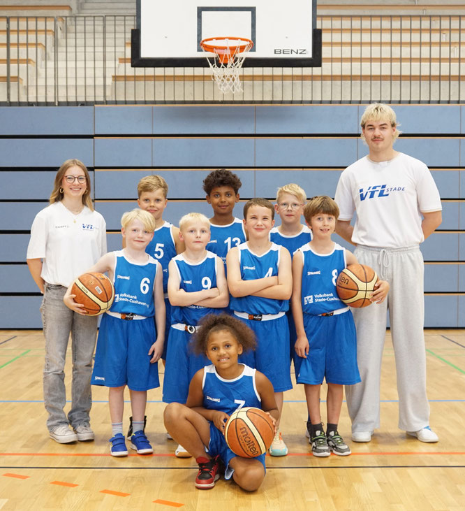 Die gemischte U10 um ihre Coaches Finja Cordes und Linus Breuer in der Saison 2025/26. (Foto: Fromme)