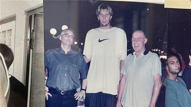 „Alles tolle Menschen, keine Spinner“: Rudi Steinkamp traf Basketball-Weltstar Dirk Nowitzki.