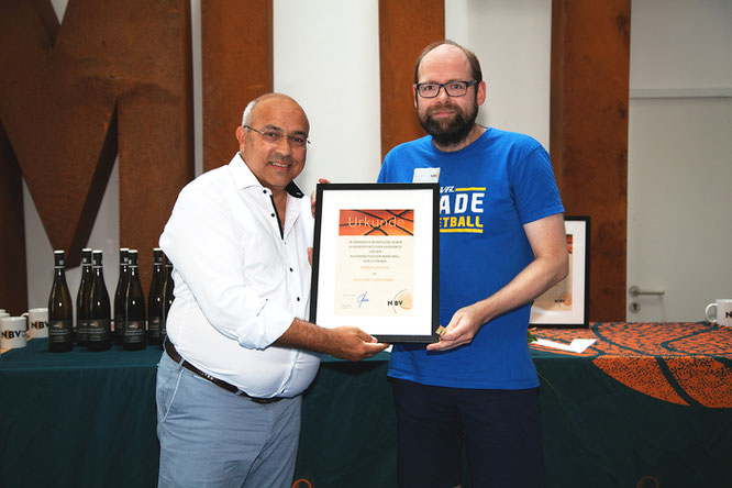 NBV-Präsident Mayk Taherian (l.) ehrte Manuel Reiter auf dem Verbandstag mit der goldenen Ehrennadel. (Foto: NBV)