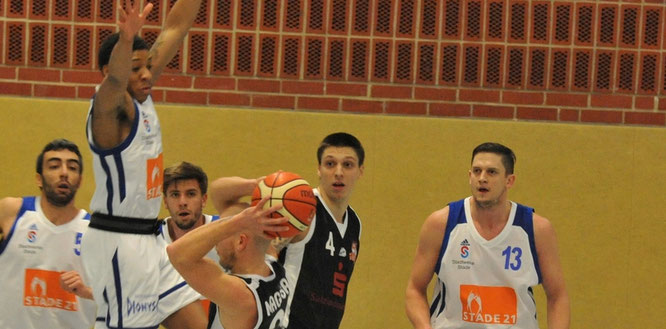 Oscar Andres (links), der fliegende Yettra Specks und Richard Fröhlich (rechts) gehören beim Sieg gegen BG Aschersleben zu den auffälligsten Stader Spielern. (Foto: Berlin)