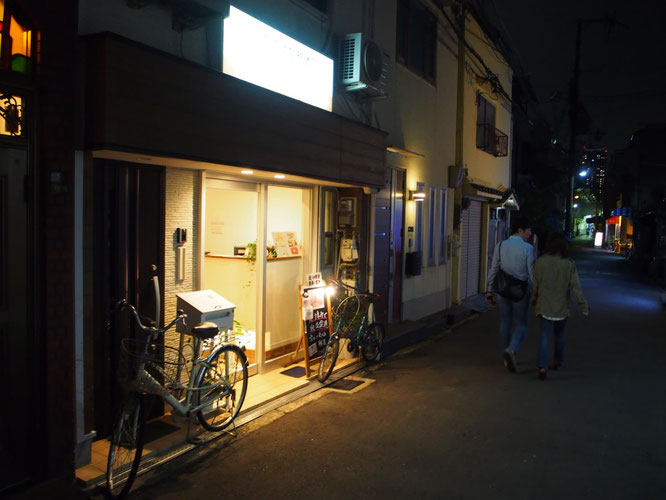 夜の外観