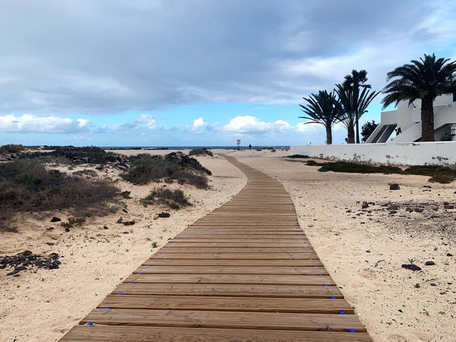 walk to the beach in El Cotillo