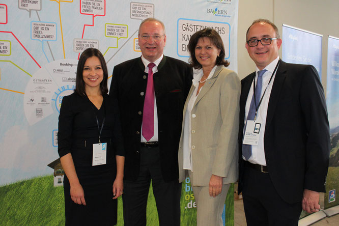 Bild: (von rechts) Dr. Michael Braun, Vorstand Tourismusverband Ostbayern, Staatsministerin Ilse Aigner, Franz Löffler, Landrat des Landkreises Cham und Präsident des Tourismusverbandes Ostbayern, Magdalena Lexa, Leitung Onlinebuchung Ostbayern.