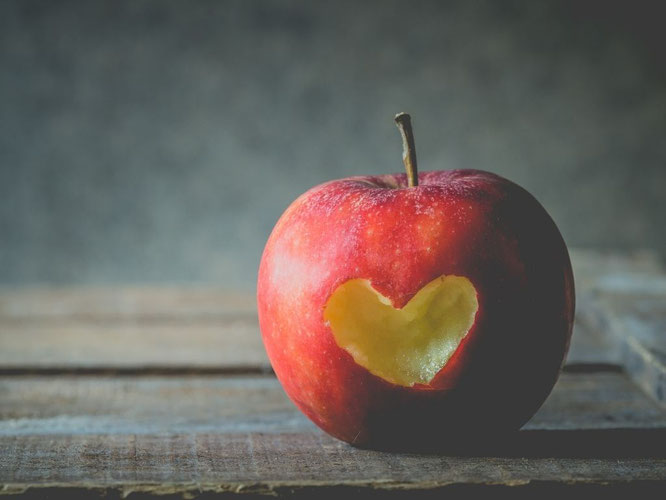 Apfel auf Tisch mit Herz