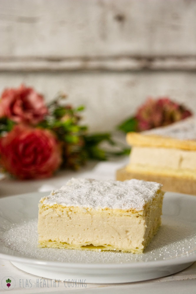 Cremeschnitte auf Teller mit Puderzucker