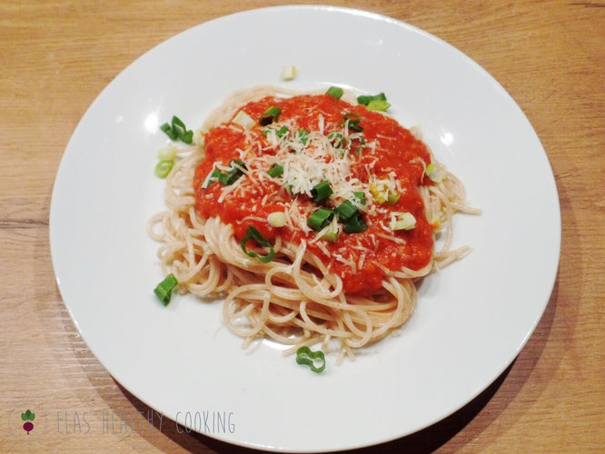 Linsenbolognese Frühlingszwiebeln Tomatensoße