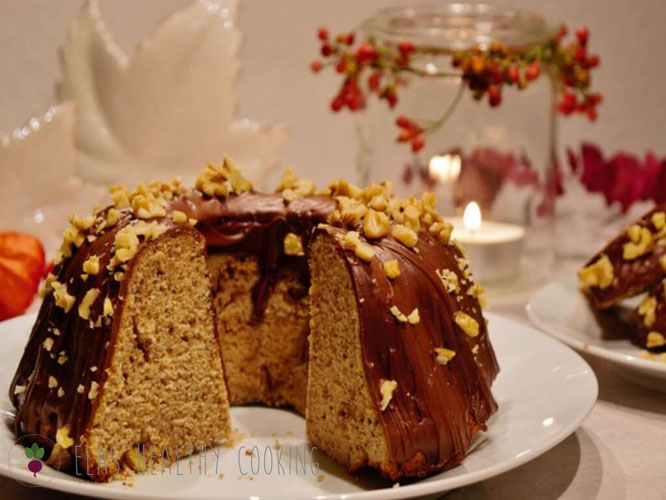 Nussgugelhupf mit Glasur und Herbstdeko