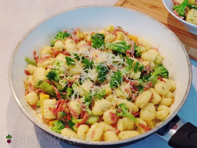 Gnocchipfanne mit Brokkolo, Zucchini und Schinken