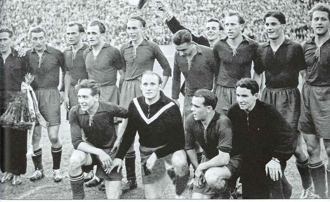 Deutscher Meister 1951, 1. FC Kaiserslautern mit Kerl-Heinz Jergens (hintere Reihe, 3. von links)