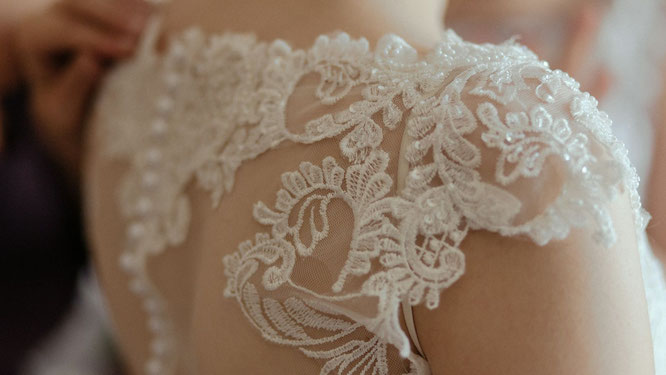 Frau trägt Brautkleid mit Spitze