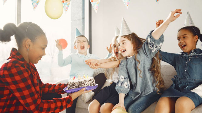 Mutter feiert Geburtstag mit Kindern