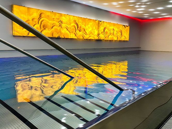Onyx-Wanddeko im schlichten Schwimmbad des Hotel Prezident in Karlsbad, Tschechien