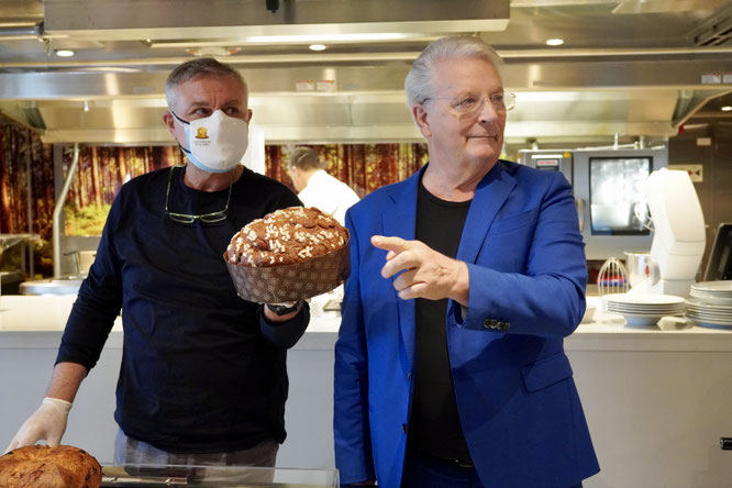Zwei Männer, Panettone