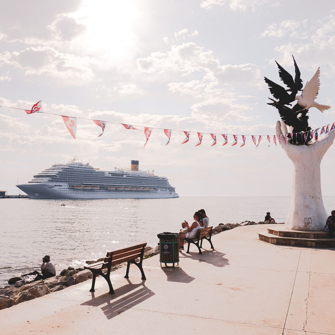 Costa Venezia in Kusadasi, Promenade mit Wimpelketten