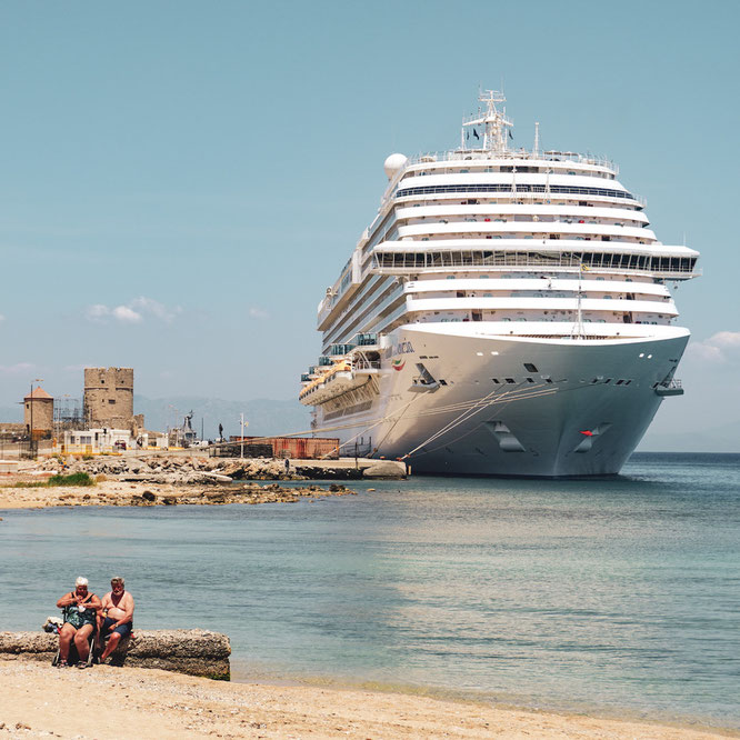 Kreuzfahrtschiff Costa Venezia in Rhodos, Paar am Strand