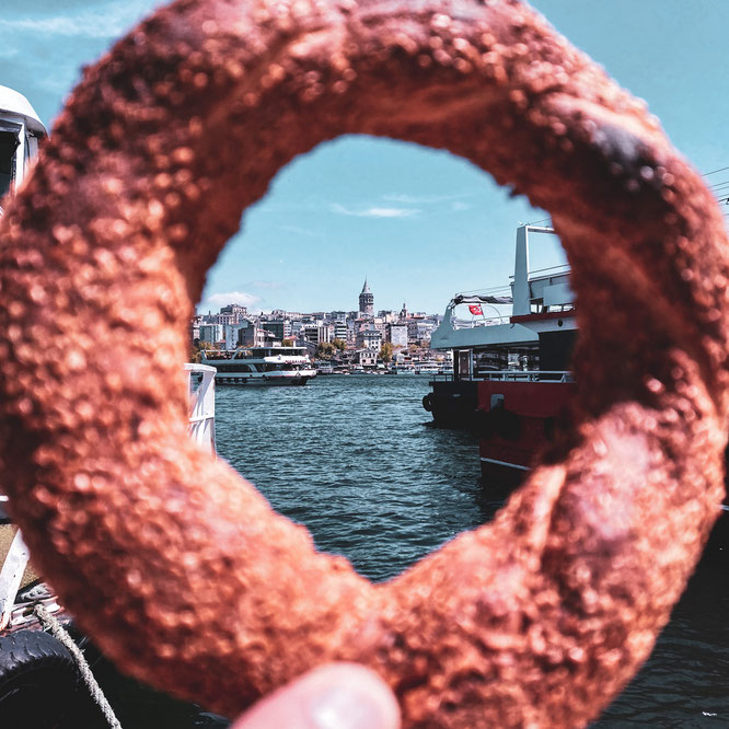 Istanbul: Der Galaturm, gesehen durch einen Sesamkringel