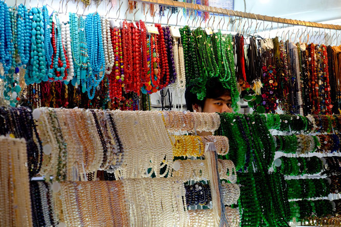 Schmuckverkäufer zwischen Perlenketten, Ben Thanh Market, Ho Chi Minh Stadt, Vietnam