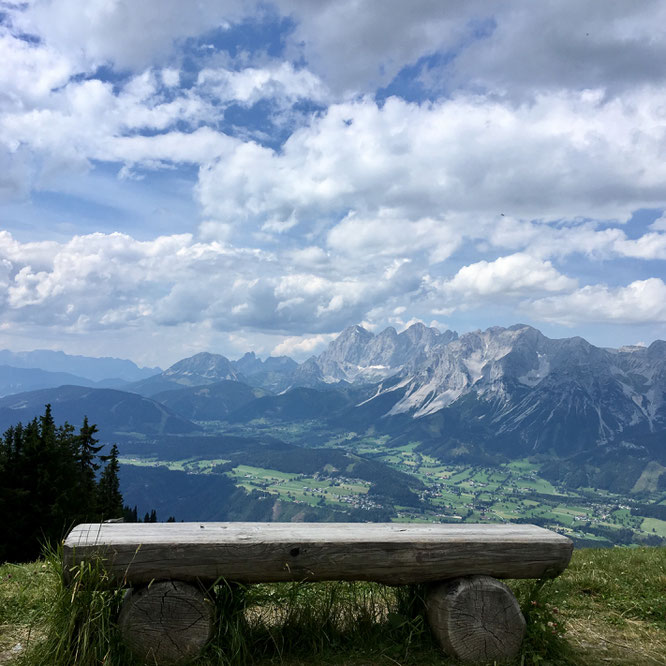 Bank vor Dachstein-Panorama