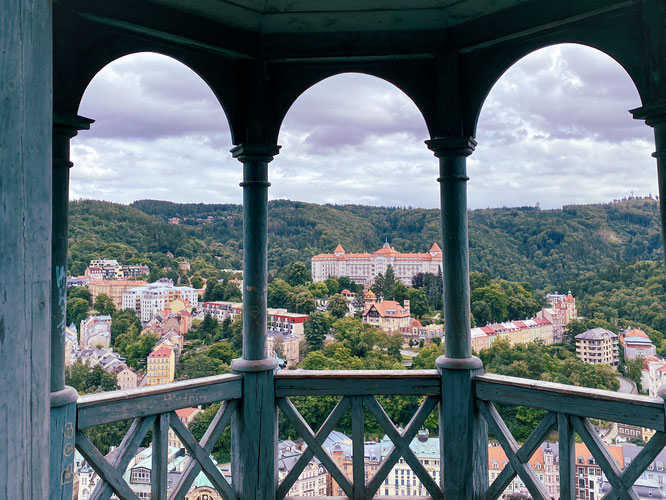 Ein Brillant in einer Smaragdfassung: Blick über Karlsbad