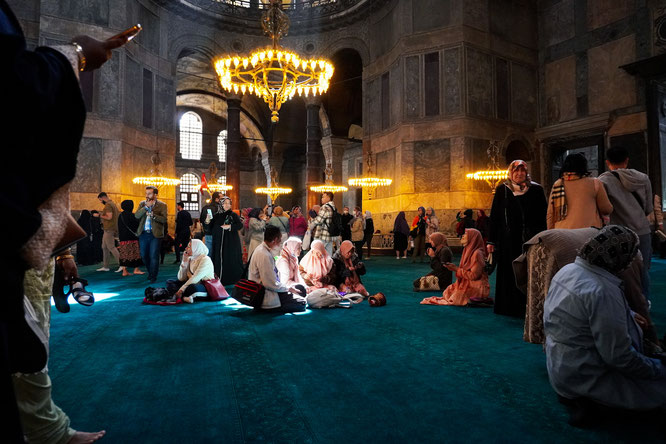 Hagia Sofia, Istanbul, innen: eine Gruppe von Frauen sitzt auf dem Teppich