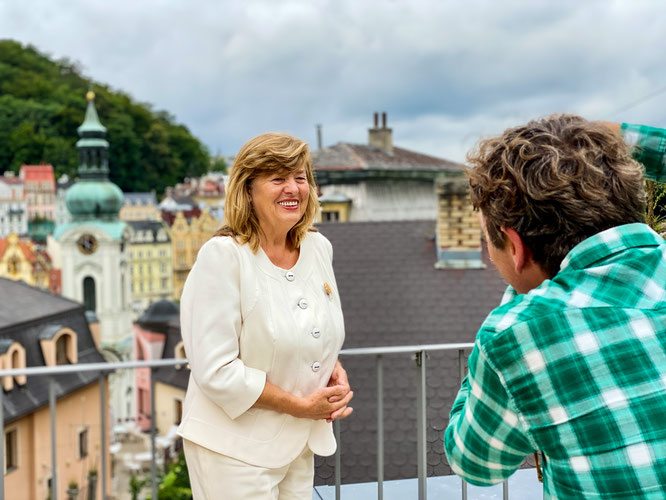 Dr. Milada Sarova auf der Dachterrasse ihres Hotel Prezident