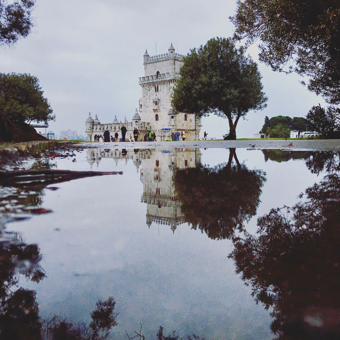 Torre de Belém mit Spiegelung im Wasser