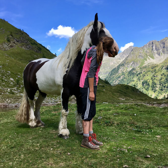 Teenager & Tinker vor Bergpanorama. Sieht aus wie eine Fototapete, ist aber echt.