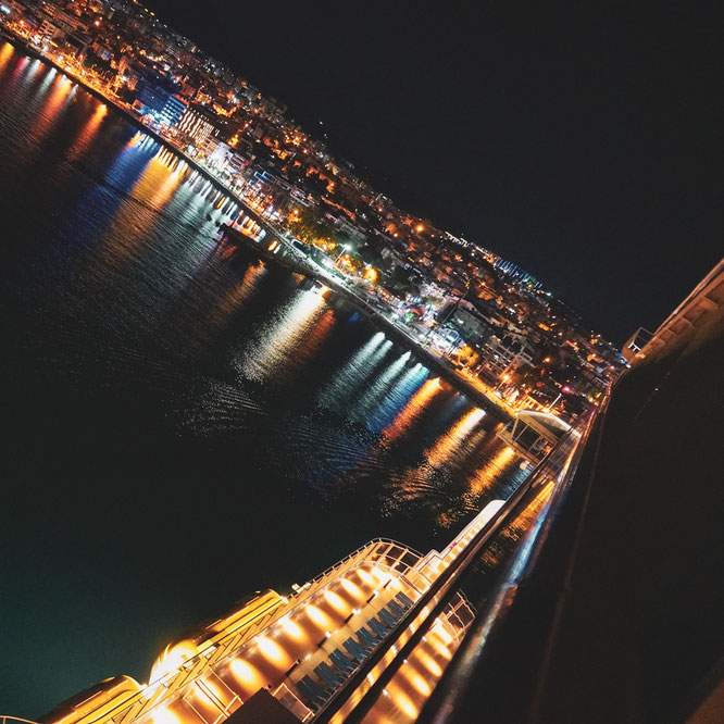 Costa Venezia und Kusadasi bei Nacht