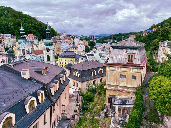 Blick über Karlsbad von der Dachterrasse des Hotel Prezident