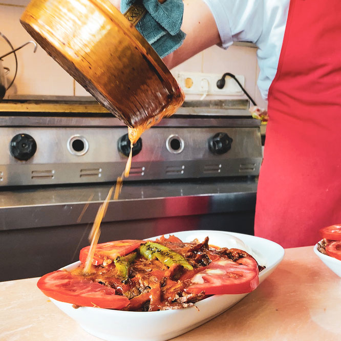 Bei Dönercim wird der Iskender Döner schwungvoll mit heißer Butter übergossen